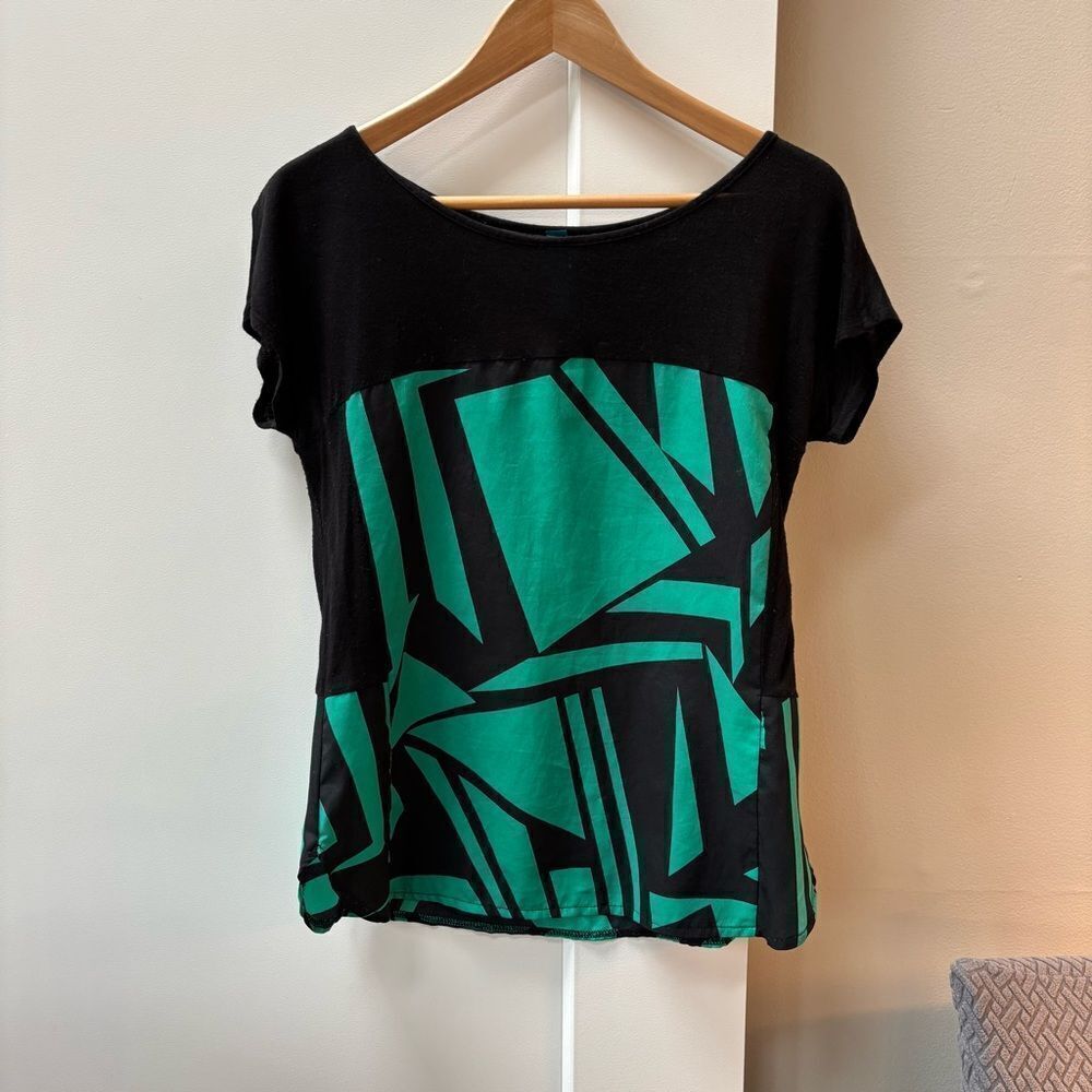 🖤 Buttons Black & Green Geometric Tunic Top – Bold Print, Easy Style (Size S)